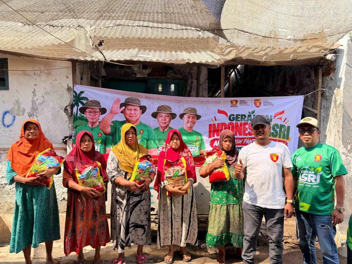 GMD Jatim Gelar Aksi Bersih Pantai Kalibuntu dan Bagikan 100 Paket Sembako