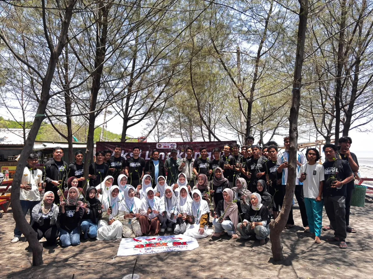 Tampar Kebijakan Sawit Pemerintah, BEM SI dan BEM UNUJA Tanam 500 Mangrove di Pesisir Paiton